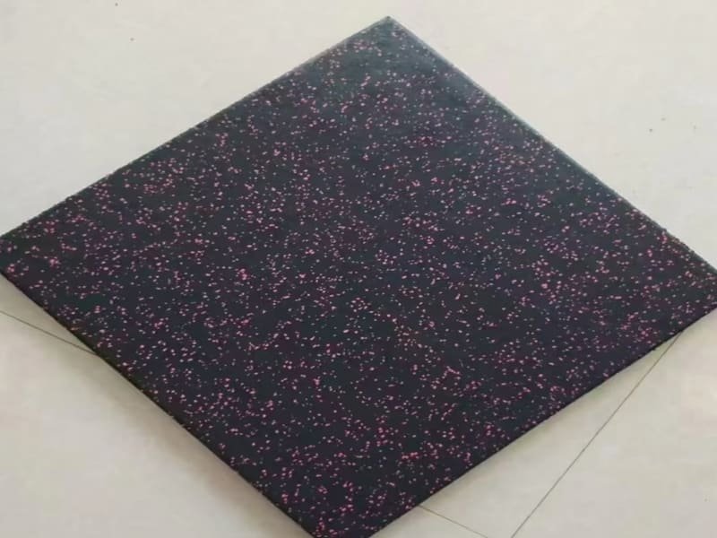 Diagram yang menunjukkan gelombang suara yang diredam oleh alas karet tebal di lingkungan apartemen.